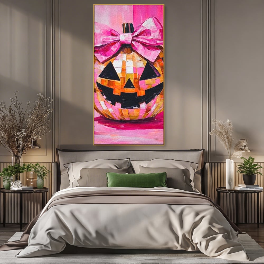 Tablou canvas cu tablou canvas cu dovleac roz si fundita, in rama de aluminiu auriu, pe perete intr-un dormitor